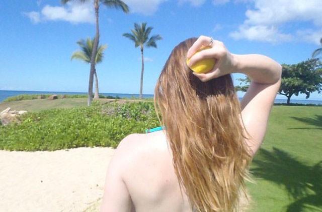 Bir dilim limonu kk kk tutamlara srerek salarnza ara ara ltlar verebilirsiniz. Ya da, 2 kak limon suyuyla 1 bardak scak suyu kartrp yine kk tutamlara uyguladktan sonra gnein altnda bir sre oturun. Limon suyu sanzda kuruduktan sonra ykayn ve salarn kurumasna engel olmak iin hindistan cevizi yayla masaj yapn.