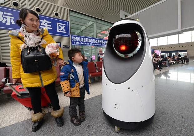 Zhengzhou Tren stasyonu'nda devriye grevi gerekletiren robot polislerle, su ve sulularla mcadelede aama kaydedilmesi hedefleniyor.