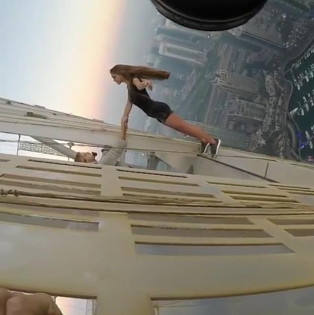 Odintsova, 300 metre yksekliindeki gkdelenden sarkarak yapt tehlikeli ekimi Instagram hesabndan paylaarak gndeme gelmiti.