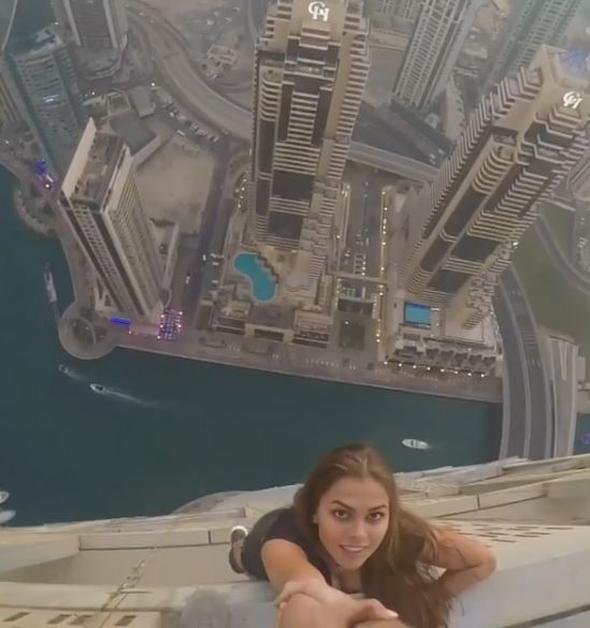 22 yandaki modelin Canyan Tower&#8217;n tepesinde yapt ekim, vgler kadar pek ok eletiri de almt.