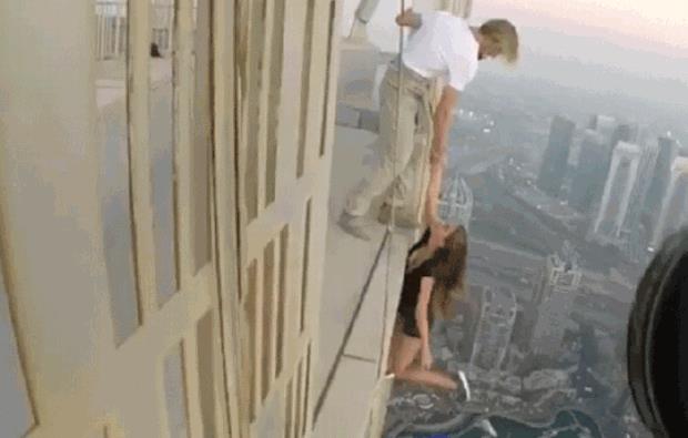 Fotoraf ekimi iin Dubai'ye giden ve gkdelenin tepesine karak hibir gvenlik nlemi almadan riskli bir ekime imza atan Rus model Viktoria Odintsova iin Dubai polisi soruturma balatt.