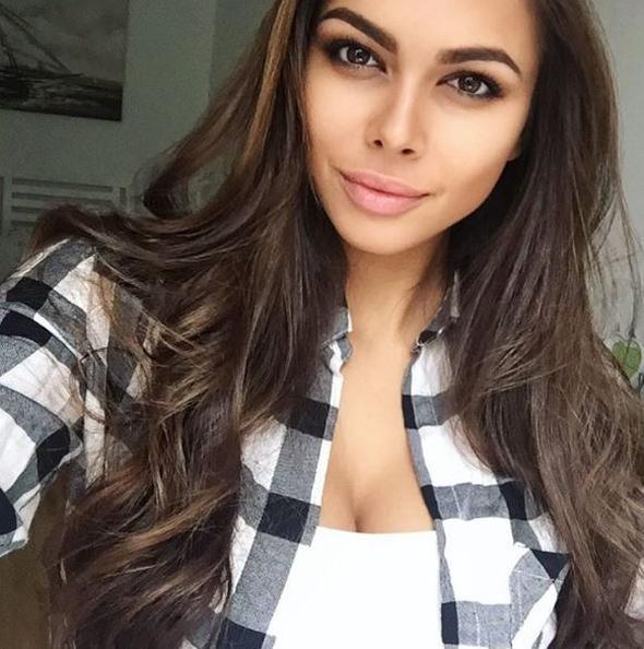 Rus Odintsova&#8217;nn tehlikeli ekime imza att Cayan Tower, 2013 ylnda aldnda dnyann en yksek binasyd. Rekoru 127 katl Shanghai Tower&#8217;n elinden almt.