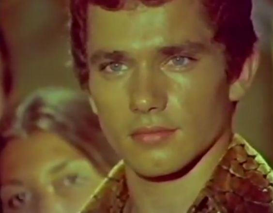 Yeilam'n sakin jn Sertan Acar, Yeilam'da Zeynep Deirmenciolu ile oynad saysz filmlerle akllara kaznd.