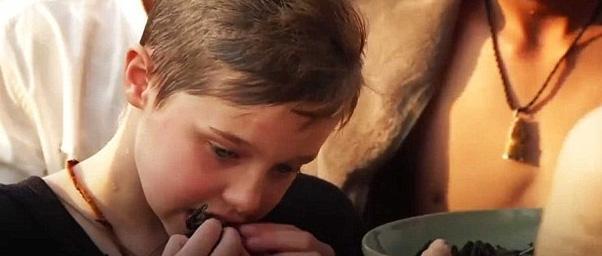 Jolie, lkenin yaad i sava yllarnda da insanlarn hayatta kalabilmek iin bu tr beslenme yntemleri gelitirdiini de szlerine ekledi.