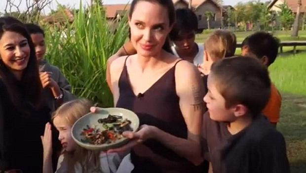 OCUKLARINA RMCEK YEDRD<p>  u sralar ynetmenliini stlendii filmi First They Killed My Father'n ilk gsterimi iin Kamboya'da bulunan Jolie, yine gndemin ilk sralarnda... nceki gn BBC'ye verdii rportajda Brad Pitt ile ayrlk srecinde yaadklarn anlatan Jolie, bu kez de ocuklar iin piirdii rmcek kzartmas ile konuuluyor.