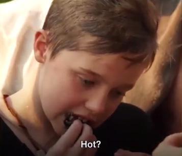 Bir TV kanal iin ocan bana geen Jolie, lkede piiriyip yenilen bir rmcek cinsini tavada kavurdu. Bu yemei ilk deneyen de byk kz Shiloh oldu. Kzna nasl yemesi gerektiini anlatan Jolie, daha sonra piirdii rmceklerden birini de kendisi yedi.