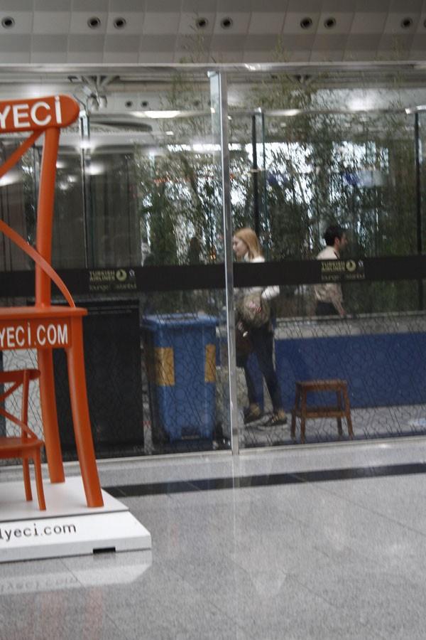 Uaa gitmeden son kontrolde gvenlik grevlilerinin botlarn karmasn istedii Bykstn'n bu anlar objektiflere byle yansd.