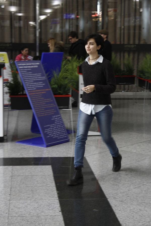 Oyuncu Tuba Bykstn, yaknda vizyona girecek 'stanbul Krmzs' adl sinema filmi iin Roma&#8217;ya gittiini syledi. Ei Onur Saylak&#8217;la boanacaklar ynnde kan haberleri yalanlayan Bykstn'n alyansn da takt grld. Oyuncu, kan boanma haberleriyle ilgili, "Bu konu hakknda kesinlikle konumayacam" diyerek sorular geri evirdi.