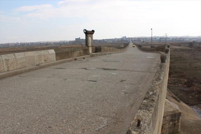 bilen, yapt aklamada, yaklak 600 yldr ayakta olan tarihi eserin kemerlerinin bir ksmnda atlaklar meydana geldiini syledi.