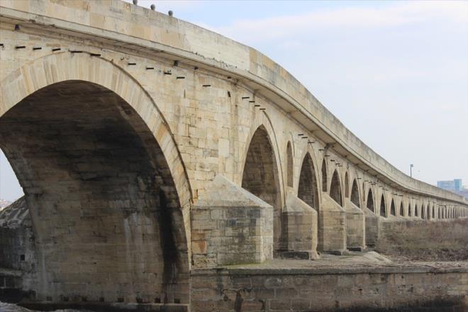 Uzunkpr Belediye Bakan Enis bilen, kemerlerinde atlaklarn olumaya balad, UNESCO'nun Dnya Kltr Miras Listesi'nde yer alan Uzunkpr (Ergene) Kprs'nde restorasyon almalarnn acilen balamas gerektiini belirtti.