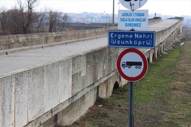 Bin 393 metre uzunluunda, 6,80 metre geniliindeki kprnn 174 kemeri bulunuyor. Daha nce yaplan tahta kprlerin, nehrin sular ile yklmas zerine halen ayakta olan ta kpr ina edildi.