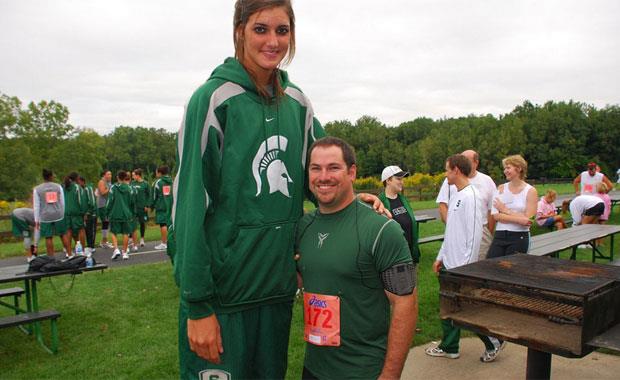 Alt grtlak titreimi ad verilen ve alt solunum yollarndan kan ses, boy uzadka, azalyor. Bu da, uzun boylu insanlarn alak sesle konumasn aklyor.