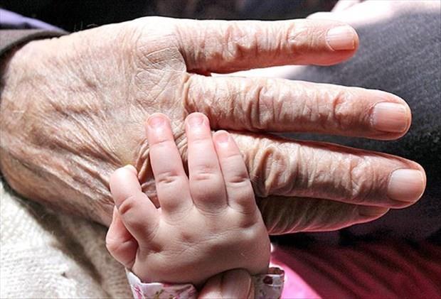 Mezzinolu, emeklilikte yaa taklanlara ilikin dzenleme yaplp yaplmayacana ilikin soru zerine, "Trkiye'de emeklilik ya 52. OECD ortalamas 72. Yaptmz dzenleme ile bunu 2036'ya kadar erkeklerde 60 yana, kadnlarda ise 58 yana dntrecek bir yolculuk yaplyor.