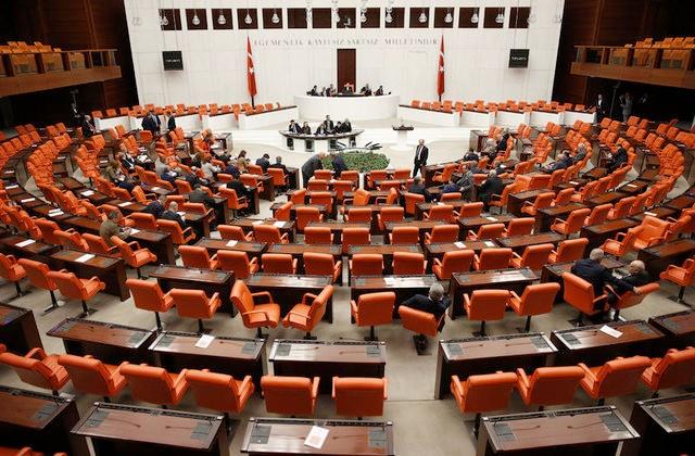 Makam sahibi vekiller aralaryla 4 milyon km yol yapt TBMM&#8217;de Bakanlk Divan yesi milletvekillerinin tartmalara yol aan yksek haberleme harcamalarnn ardndan, makam aralarnda kullanlan akaryakt faturalar da ortaya kt.