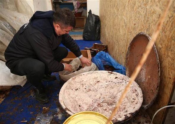 Firma sahibinin bu rnleri semt pazarlarnda &#8217;organik rn&#8217; diye tantp satt ne srld. Ekipler insan saln hie sayarak retim yapan firma hakknda ilem yaparken, rnlere de imha edilmek zere el koydu.