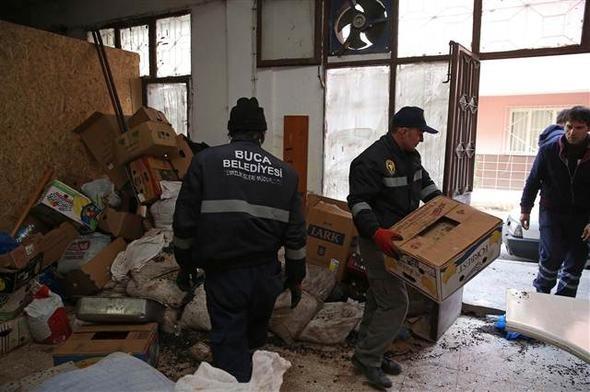 Ekipler depoda grdkleri karsnda akna dnd. Farelerin yavrulayp oald, haerelerin gezdii depoda piyasaya srlmek zere hazrlanan yaklak 3 ton kuru zm, kuru incir, kuru kays, kuru domates, cezerye, pestil, bitki ay ve kuruyemi bulundu.