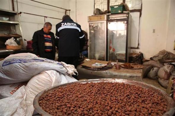Ekipler rutubetten kflenmi duvarlarla evrili depoda yaptklar incelemede, uvallarda bekleyen rnlerde kokuma ve bozulma tespit etti.