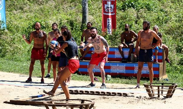 Survivor'da cumartesi gn nller takm ile gnlller takm altnc haftann ilk dokunulmazlk oyunu iin kar karya geldi.     Nefes kesen ve finale kalan oyunu gnlller takm kazand. Oyun sonunda Sadin'in sevinme ekli bata Tark Meng olmak zere nller takmnn tepkisini ekti. ki takm arasnda szl tartma yaand.