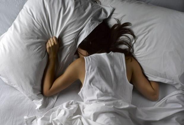 Hastalklarn yaratt problemlere depresyon eklenmesinin, hem sz konusu hastaln hem de depresyonun tedavisini gletirdiini belirten Tan, &#8220;Hasta depresif ruh halinin yaratt karamsarlk, mitsizlik ve aresizlik duygusuyla hastalnn iyileemeyecei dncesine kaplarak tedaviden uzaklaabilir&#8221; dedi.    Dr. Tan, en ok depresyon nedeni olan hastalklar ise yle sralad: