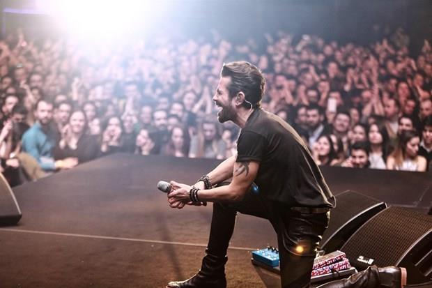 Davetlilerin DJ performans eliinde elendii gecede gzel oyuncunun pastasn kesmesinin ardndan oryantal Didem ieri girdi ve elence dorua ulat. Partide einin gzlerine bakarak en sevilen ak arklarn syleyen Doulu'nun srprizleri bununla snrl deildi.