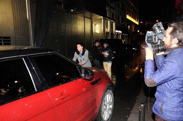 YILMAZ ERDOAN<p>    Mekan knda sokak algclar, Ylmaz Erdoan&#8217;n bulunduu aracn nn kesti. nl oyuncu algclara 200 lira verdi.