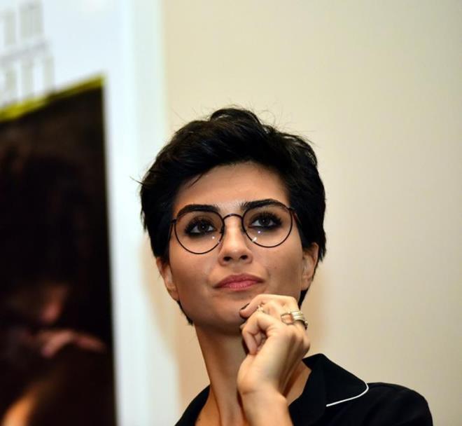 Ferzan zpetek'in ayn isimli kitabndan sinemaya uyarlanan 'stanbul Krmzs' filminin barollerinde Tuba Bykstn, Halit Ergen, Mehmet Gnsr, Nejat ler ve Zerrin Tekindor rol alyor.