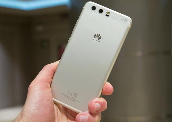 Selfie'lere ve portre fotoraflara nem veren Huawei, n yzde 8 megapiksellik f/1,9 lense yer veriyor. Arka kamera iin sunulan zengin fotoraf ilevleri, yznzn glgede kalan ksmlarn akll biimde aydnlatabiliyor.