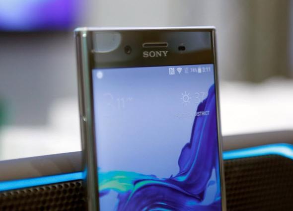 5.5 in ekran boyutuna sahip telefon 2160 x 3840 yani 4K ekran znrl kullanyor ve HDR destekliyor. Snapdragon 835 ilemcisinden gcn alan telefon, 64 GB dahili depolama ve 4 GB RAM kapasitesiyle geliyor. Depolama kapasitesini 256 GB'a kadar microSD kart ile arttrabiliyorsunuz.