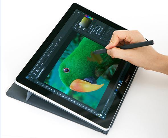 Toplam hafzas 256 GB'a kadar ykseltilebilen Galaxy Tab S3'n arka yznde 13 MP, n yznde ise 5 MP kamera bulunuyor. USB Type-C arabirimini kullanan cihaz Android 7.0 iletim sistemini kullanyor.