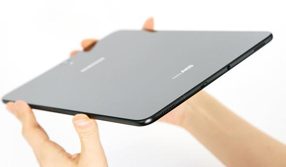 Galaxy Tab S3 ve Galaxy Book!  <br>  Samsung Galaxy Tab S3, 4K video seenei ve Super AMOLED ekran ile dikkat ekiyor. 9.7 in'lik ekran olan cihazn ekran znrl 2048x1536, ilemcisi ise Snapdragon 820.