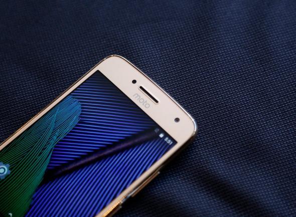 Moto G5 ve Moto G5 Plus, yeniliki bir tasarma sahip. Her iki telefon da selefine fark koyuyor ve Moto Z ailesine yakn bir grnt iziyor. Alminyum arka plakaya sahip olan telefonlarda Moto G5, 5 in boyutunda LCD bir ekrann sahibi.