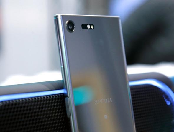 Bu zellii daha nce RX100 IV ve RX10 II gibi fotoraf makinelerinde grmtk. Bu arada 960 fps slow-mo videonun sadece 720p znrlk desteklediini belirtelim. Ayrca arka kamera OIS destekliyor. n tarafta ise 13 MP'lik bir n kamera ile kar karyayz.