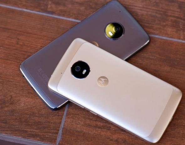 Yine Moto G5'te faz alglamal otofokus sistemine sahip 13 MP ve f/2.0 diyafram aklna sahip bir kamera yer alrken, Moto G5 Plus'ta ift odakl 12 MP ve f/1.7 diyafram aklna sahip arka kamera bulunuyor. Her iki telefonda da n yzde 5 MP kamera mevcut.
