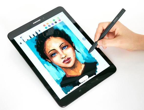 Galaxy Book, maksimum retkenlik iin tam kapsaml masast Microsoft Office deneyimini sunuyor. Ayrca tablet, kullanclarn geleneksel bir bilgisayardaki gibi rahata yazabilmeleri iin daha geni klavye ve bir mouse yerine kullanlabilecek S Pen ile geliyor.