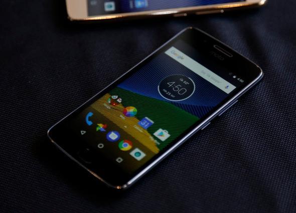 Moto G5 ise, 5.2 in boyutunda bir ekranla geliyor. Her iki telefon da Full HD grnt sunuyor.