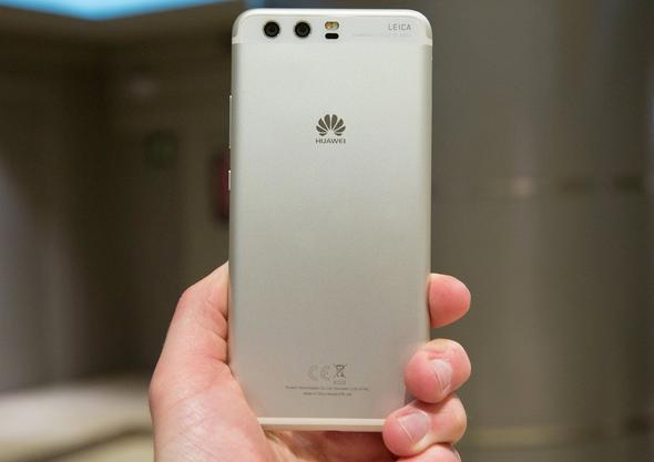 P10'un kameras f/2,2 lense sahipken P10 Plus'ta  daha iyi alan, f/1,8 lens bulunuyor. ki telefon da 2,4GHz'te alan sekiz ekirdekli Hisilicon Kirin 960 ilemciyi kullanyor.