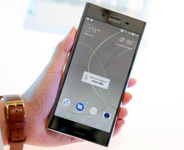 Z5 Premium'da olduu gibi parlak ve gz alc bir cam kasa ile telefon, ne yazk ki ekran kasa orannda yine baz rakiplerine gre geride kalyor. Telefonun kasas Corning Gorilla Glass 5 ile korunurken, cihazn arl 195 gram. Yine yan taraftaki g tuuna entegre parmak izi devam ederken, USB Type-C balant noktas ile kar karyayz.