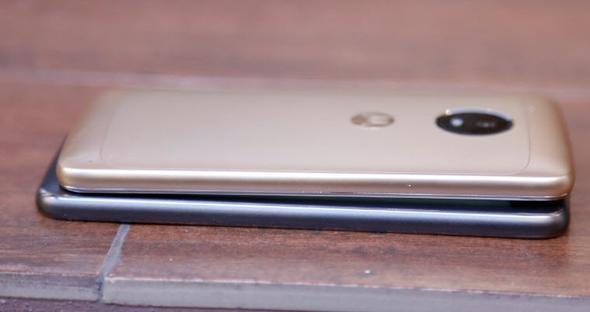 Moto G5'in depolama alan blgeye gre 16 GB ile 32 GB arasnda deiiyor. 128 GB microSD kart destei elbette mevcut. Moto G5 Plus'ta ise 32 ve 64 GB kapasite seenekleri var. Telefonlarn RAM kapasiteleri ise 2 GB ile 4 GB arasnda deikenlik gsteriyor.