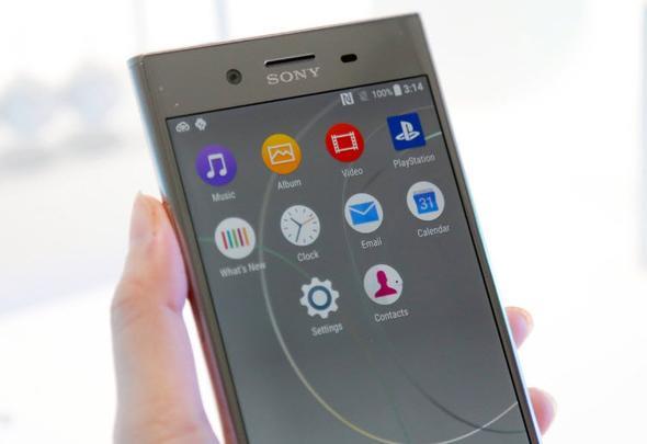 Xperia XZ Premium; Luminous Chrome ve Deepsea Black olmak zere iki farkl renk seenei sunuyor. Tasarm noktasnda yine IP68 ile suya ve toza dayankllk devam ediyor. Bu sertifika, 1.5 metre derinlikle 30 dakika boyunca dayankllk salyor.