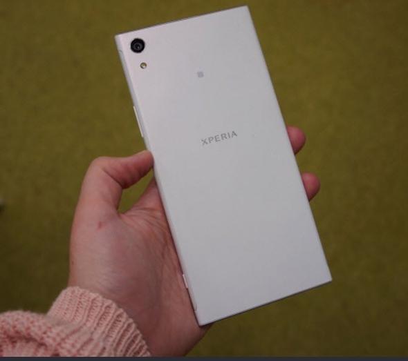 Uzaktan bakldnda kamera Xperia XZ ile neredeyse ayn grnyor. 4K video ekme zellii olmayan bu sensrn yine de orta seviye bir cihaz iin ok iyi olduunu belirtmek gerekiyor. Selfie kameras ok fazla deiime uramad. 8 Megapiksellik sensrn oto-fokus ve Steadyshot zellikleri bulunuyor.