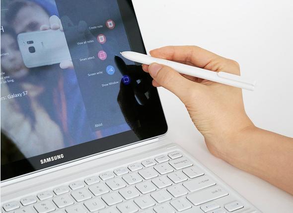 Galaxy Book'un ise hem 10.6 hem de 12 in olmak zere iki farkl boyutla geliyor. 7'nci nesil Intel Core m3 ilemci kullanan cihazda 64 ila 128 GB hafza yer alrken, Windows 10 iletim sistemi ykl olarak kullanclara sunuluyor.