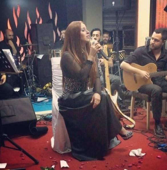 Bir yl nce tesettre girip kapandn syleyen arkc Niran nsal, ilerinin yolunda gitmedii gerekesiyle tekrar salarn at.