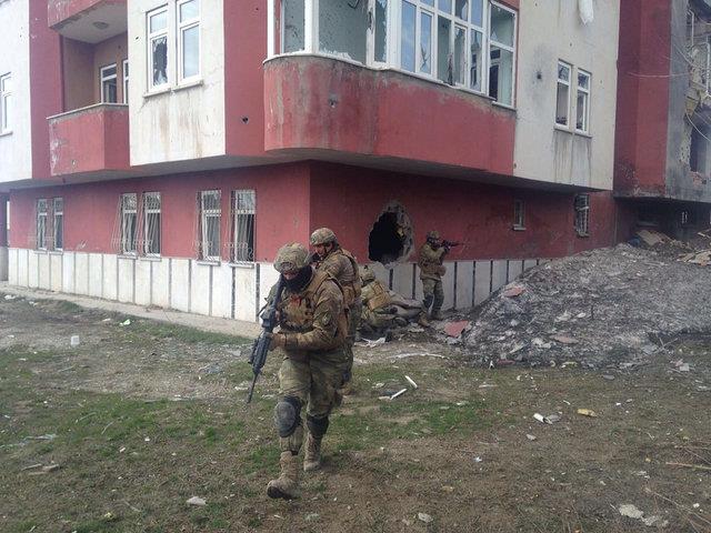 Komandolarn, Suriye'nin kuzeyindeki terr hedeflerine ynelik 24 Austos'ta balatlan ve 188 gndr sren Frat Kalkan Harekat kapsamnda, yrtt operasyonlar yanstan fotoraflar dikkati ekti.