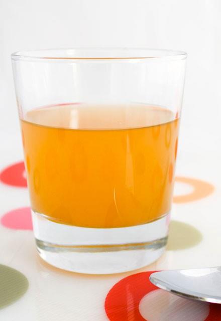 ELMA SRKES  <br>En iyi sonucu elde etmek iin organik elma sirkesi kullanmalsnz. Elma sirkesi, vcudun pH dengesini salamaya ve toksinlerin atlmasna yardmc olur. Ayn zamanda ieriindeki besleyicilerle solunum sistemini destekler. 2 yemek ka organik elma sirkesini bir bardak suya ekleyip kartrn. 1 kak da bal ilave ettikten sonra gnde 2 kez iin.