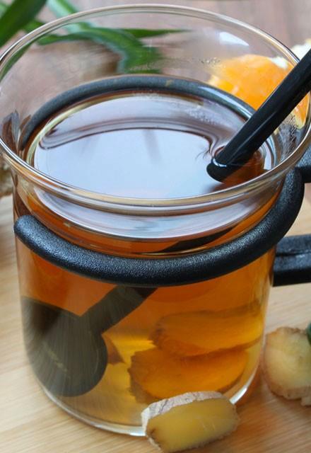 ZENCEFL<br>  Solunum yollar iin en iyi bitkilerden bir tanesi zencefildir. Antiinflamatuar ieriiyle zencefil solunum yollarndaki daralmay engeller, iltihabn atlmasna yardmc olur. Ayn zamanda kas gevetici zelliiyle gs daralmasnda etkilidir. Her gn 2-3 bardak scak zencefil ay iin. ay hazrlamak iin 1 yemek ka zencefil dilimini 1 bardak kaynar suya ekleyip azn kapatn. 10 dakika demlendikten sonra szp scak scak iin.