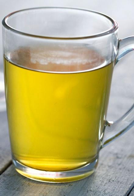 SICAK ECEKLER<br>  Her trl scak iecek vcudunuzun su ihtiyacn karlamanza yardmc olacaktr. Scak iecekler imek solunum yollarn rahatlatr, hrlty azaltr. En iyi seenek bir miktar limon suyuyla scak su imektir. Zencefil, papatya veya meyankk gibi bitki aylar da iinize yarar. Baka bir seenek ise scak orba. Ancak kremal orbalardan kanmalsnz.