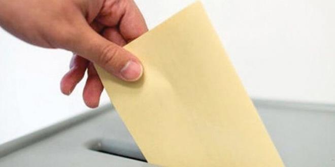 Erdoan ile Yldrm&#8217;n sahaya inmesiyle evet oylarnn artt. Bunun nedeni yzde 18-20&#8217;ler civarnda olan kararszlarn &#8216;Evet&#8217;e ynelmesinden kaynaklanyor. MHP tabannda &#8216;Evet&#8217;e doru yava bir yneliim var. imdilik &#8216;Hayr&#8217; oylarnda herhangi bir deiiklik gzlemlenmedi.