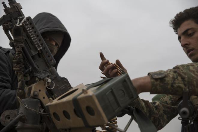 RAKKA OPERASYONU TARTIILIYOR  <br>  Trkiye getiimiz gnlerde El Bab operasyonunun baaryla tamamlandn aklamt. DEA'n elindeki en byk Suriye kenti olan Rakka'ya Trkiye destekli unsurlarn m, yoksa YPG'nin mi ynelecei konusunda ABD Ynetimi ile temaslar sryor.