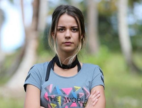 Survivor 2016 gnlller yarmaclarndan olan Aylin all baarl bir performansn ardndan adaya veda etmiti. 1991 doumlu olan gzel yldz instagram'dan gnlk hayatyla ilgili fotoraf paylamaya devam ediyor. Sar salaryla hatrladmz Aylin all instagram'dan paylat son fotoraf ile imaj deiikliine gittiini duyurdu. Salarn koyu renk yapan Aylin all birok beeni ve yorum ald.