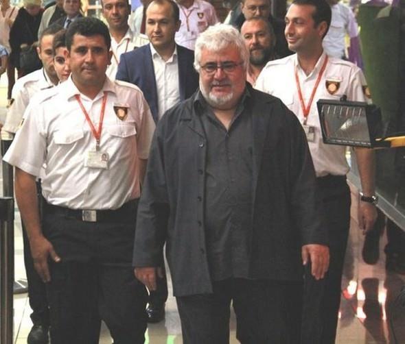 Familya dizisinde oynadktan sonra setlere ara veren Uur Ycel, ekranlarn en ok izlenen dizisi erde ile yeniden geri dnyor. Yaynlanan 24.blm fragmannda Kudret Snmez Tek karakterini kimin canlandraca merak konusu olmutu. 24.blm 2. fragmanda ise Kudret Snmez Tek karakterini kimin canlandraca belli oldu. Celal'den intikam alacak olan Kudret Snmez Tek karakterini yeni blm fragmanyla nl oyuncu Uur Ycel'in canlandraca ortaya kt.